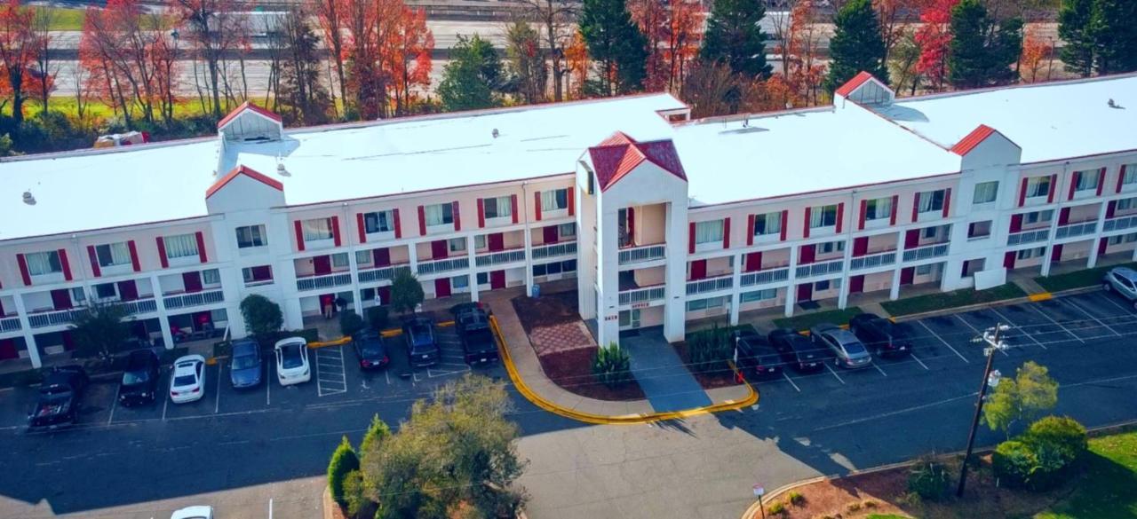Bposhtels Charlotte Hostel Exterior photo